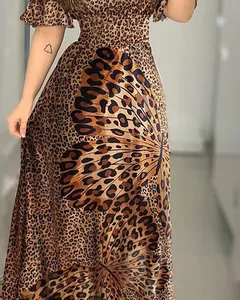 Vue détaillée d'une robe longue imprimé léopard avec un grand motif papillon et taille smockée.