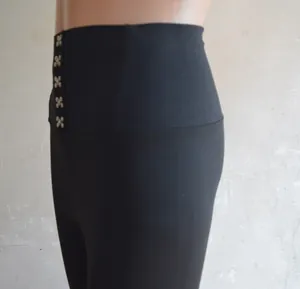 Vue détaillée d'un pantalon de yoga taille haute avec agrafes