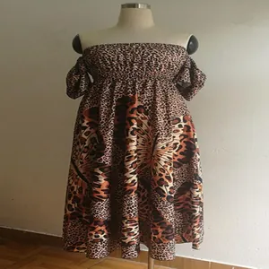 Détail de la robe à épaules dénudées avec imprimé léopard et papillon et manches