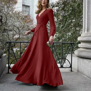Vista detallada del elegante vestido largo cruzado rojo con cuello en V y manga larga