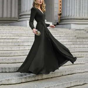 Elegante vestido largo negro con cuello en V y manga larga en un entorno clásico