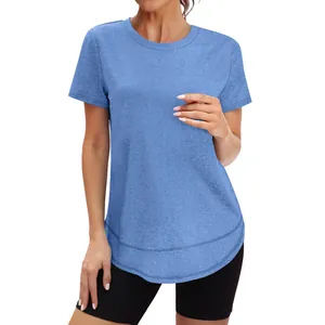 Detail van een blauw dames-T-shirt met ronde hals en een trendy afgeronde zoom