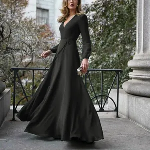 Elegante vestido largo negro con cuello en V, manga larga y cinturón de lazo al aire libre