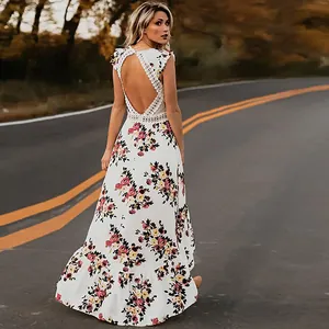 Robe longue fleurie blanche élégante avec dos nu en dentelle et ourlet queue de pie