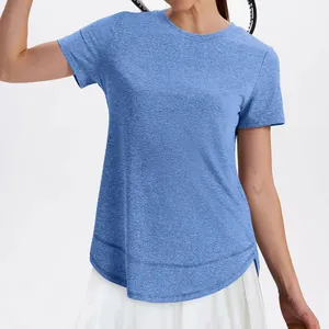 Detailopname van een lichtblauw dames t-shirt met ronde hals en een gebogen zoomlijn