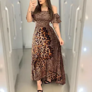 Robe longue élégante imprimé léopard et papillon, épaules dénudées et manches à volants.