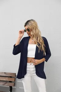 Detalle de cárdigan azul marino de manga 3/4 para mujer en un estilo casual moderno