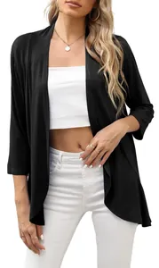 Chaqueta de punto negra para mujer con manga 3/4 y frente abierto ligero.