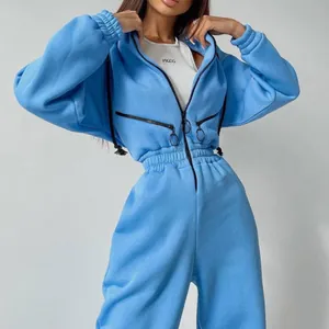 Nahaufnahme des hellblauen Kapuzen-Jumpsuits mit Reißverschlusstaschen und Taillenzug