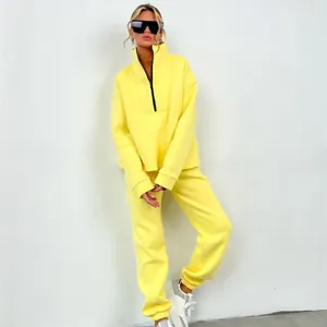 Tuta sportiva gialla da donna alla moda con felpa con mezza zip e pantaloni jogger dettaglio