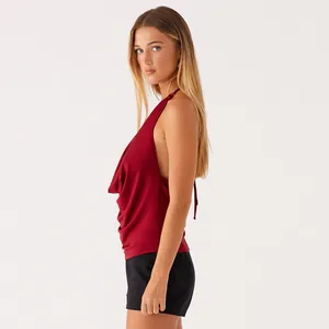 Elegante top allacciato al collo bordeaux con scollo a cappuccio e schiena scoperta