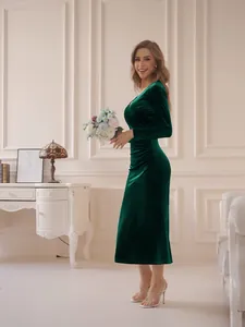 Elegant emerald green velvet V-neck evening dress with long sleeves and slim fit