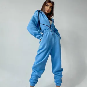 Ganzkörperaufnahme eines stylischen himmelblauen Jumpsuits mit Kapuze und Reißverschluss