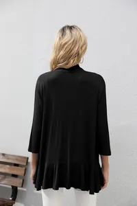 Vista trasera de chaqueta negra para mujer con manga 3/4 y dobladillo