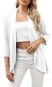 Primer plano de una chaqueta de punto blanca informal y holgada con manga tres cuartos