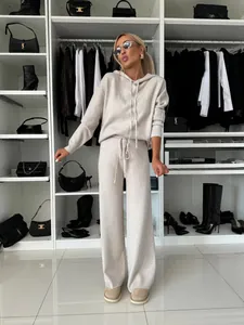 Ensemble deux pièces en maille beige avec sweat à capuche et pantalon large pour femme