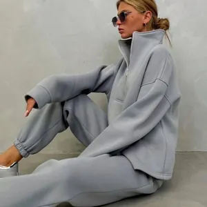 Completo sportivo grigio due pezzi con felpa e pantaloni con cerniera a collo alto