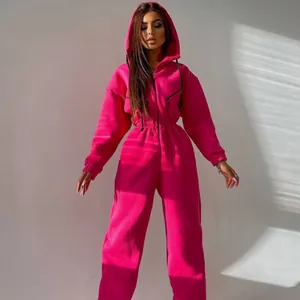 Vollansicht eines leuchtend pinken Damen-Kapuzenoveralls mit Kordelzug und schmaler Taille