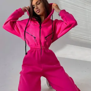Detailansicht eines leuchtend pinkfarbenen Kapuzen-Jumpsuits mit Reißverschlüssen und Gummizug.