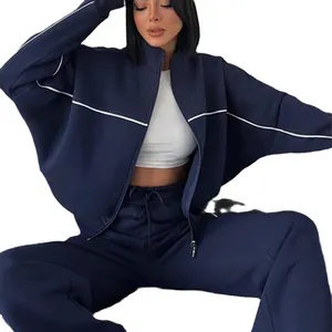 Marineblauer zweiteiliger Freizeitanzug mit einer Reißverschlussjacke und gestreiften Jogginghosen
