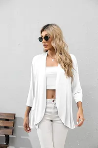 Modelo luciendo un elegante cárdigan blanco de tres cuartos con un top corto