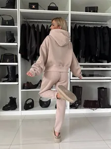 Elegantes beigefarbenes zweiteiliges Set für Damen mit Hoodie und bequemer Hose