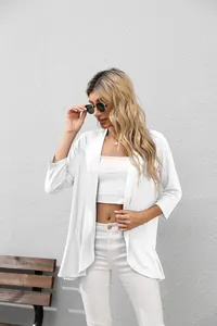 Elegante cárdigan blanco de manga tres cuartos para mujer en un look veraniego casual