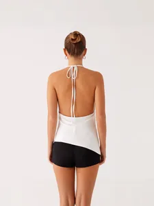 Elegante top bianco senza schienale con scollo all'americana e lacci sul retro