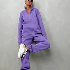 Dettaglio della tuta da ginnastica viola da donna con mezza zip e pantaloni
