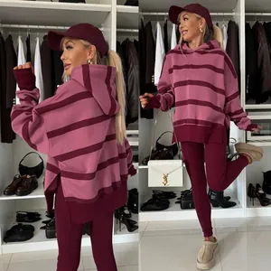 Detalle del conjunto de sudadera con capucha a rayas y leggings a juego en color burdeos.
