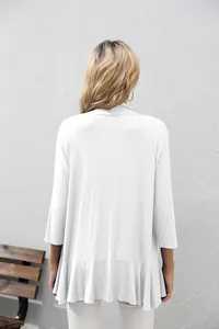 Vista trasera de un cárdigan blanco informal con mangas 3/4 y dobladillo con volantes