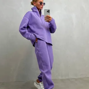 Elegante completo due pezzi viola con felpa a collo alto e pantaloni jogger da donna