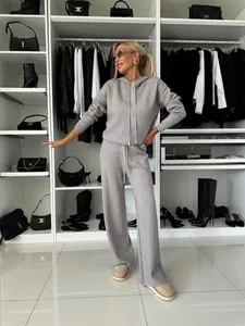Vue complète d'un ensemble sweat et pantalon gris pour femme dans un dressing de luxe