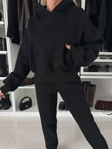 Stylisches schwarzes zweiteiliges Trainingsanzug-Set mit Oversize-Hoodie und Jogginghose