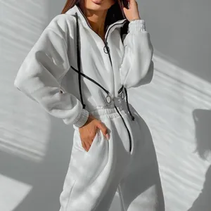 Detailansicht eines weißen, sportlichen Damen-Jumpsuits mit Kapuze und Reißverschluss