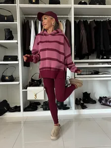 Conjunto de sudadera con capucha oversize a rayas burdeos y rosa con leggings para mujer