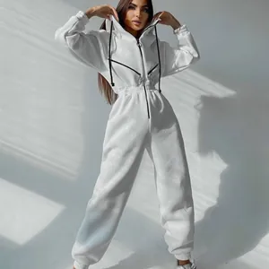 Damen-Sport-Jumpsuit mit Kapuze in Weiß, Ganzkörperaufnahme im Studio mit Reißverschluss.