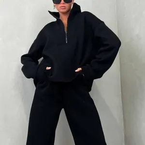Tuta da ginnastica nera oversize da donna con colletto a lupetto e pantaloni larghi