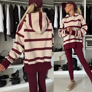 Vista detallada del conjunto de sudadera a rayas y leggings burdeos en un vestidor