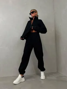 Tuta sportiva nera da donna con felpa con colletto a lupetto e pantaloni jogging ampi