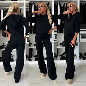 Vue détaillée de l'ensemble décontracté avec sweat à capuche noir et pantalon large fluide.