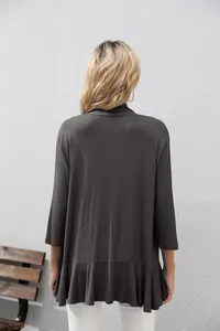 Vista trasera detallada de un cárdigan gris oscuro de manga 3/4 con dobladillo con volantes.