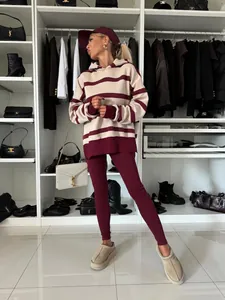 Elegante conjunto de sudadera con capucha a rayas y leggings de canalé para mujer