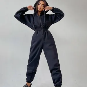 Detailansicht eines trendigen schwarzen Kapuzen-Jumpsuits mit Gummizug und Reißverschluss