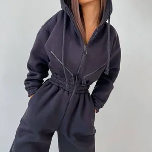 Detailansicht des schwarzen Kapuzen-Jumpsuits für Damen mit modischem Multi-Reißverschluss