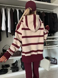 Vista trasera de un conjunto de sudadera con capucha a rayas beige y burdeos