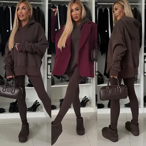 Vista detallada en tres direcciones del conjunto de sudadera con capucha y leggings marrones