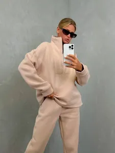 Completo casual beige minimalista da donna con felpa con colletto rialzato e jogger