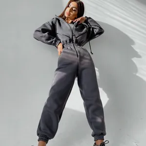 Gesamtansicht eines dunkelgrauen sportlichen Damen-Jumpsuits mit Kapuzen-Reißverschluss