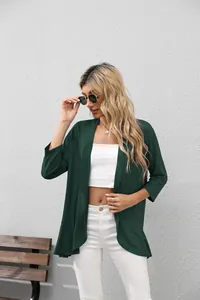 Detalle de un cárdigan informal suelto de color verde oscuro con mangas 3/4 en una modelo